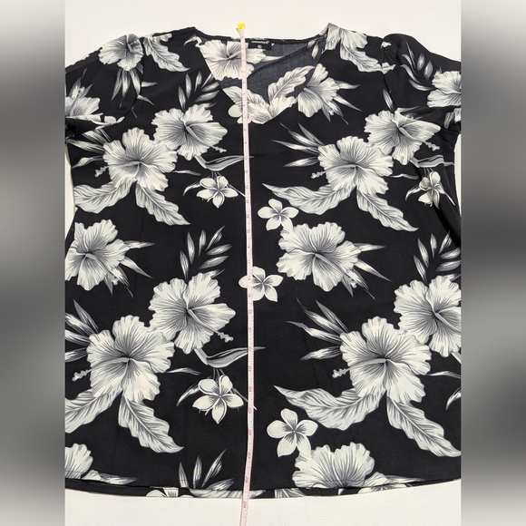 Women's Black and White Floral 3/4 Bell Sleeve Top Size: XL - Picture 9 of 10